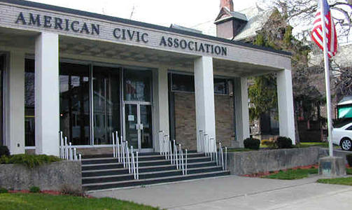 HJELPER FLYKTNINGER OG IMMIGRANTER: The American Civic Associaton hjelper og tilrettelegger for flyktninger og immigranter som kommer til USA. Foto: AFP PHOTO/UNITED WAY/SCANPIX