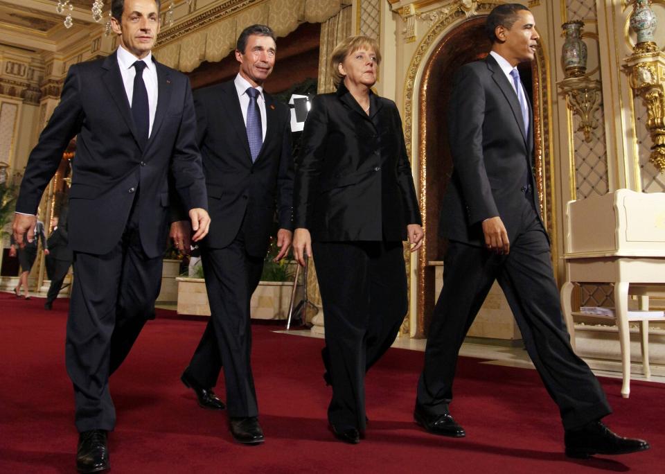 VIL FINNE SAMMEN IGJEN: USAs president Barack Obama er p� sitt f�rste Nato-toppm�te der han treffer lederne for alle USAs allierte. - Vi m� v�re �rlige, i de siste �rene lot vi alliansen drifte av sted, sa Obama. Her er han p� vei inn til kveldens middag sammen med Frankrikes president Nicolas Sarkozy, Danmarks statsminister Anders Fogh Rasmussen og Tysklands kansler Angela Merkel. Foto: Scanpix