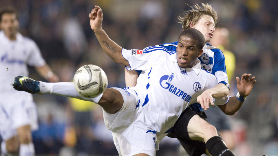 ENDELIG SEIER: Jefferson Farfa scoret for Schalke. AP /Martin Meissner