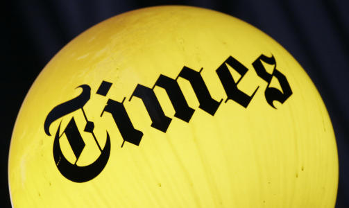  S� LENGE LAMPA LYSER:  Det er er fortsatt lys i lampene ved inngangen til hovedkvarteret til The New York Times. Men b�de den amerikanske storavisa og datterbedriften The Boston Globe har alvorlige �konomiske problemer. Arkivfoto: AP/Scanpix.