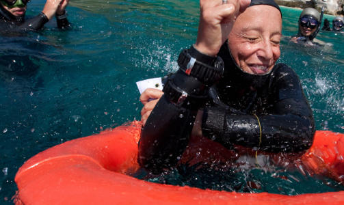  VERDENSREKORD:  Sara Campbell forbedret verdensrekorden i fridykk med en meter utenfor Long Island p� Bahamas. Tre minutter og 34 sekunder brukte den britiske kvinne ned til 96 meter dyp og opp igjen uten tilf�rsel av oksygen. Foto: AP/Scanpix.-