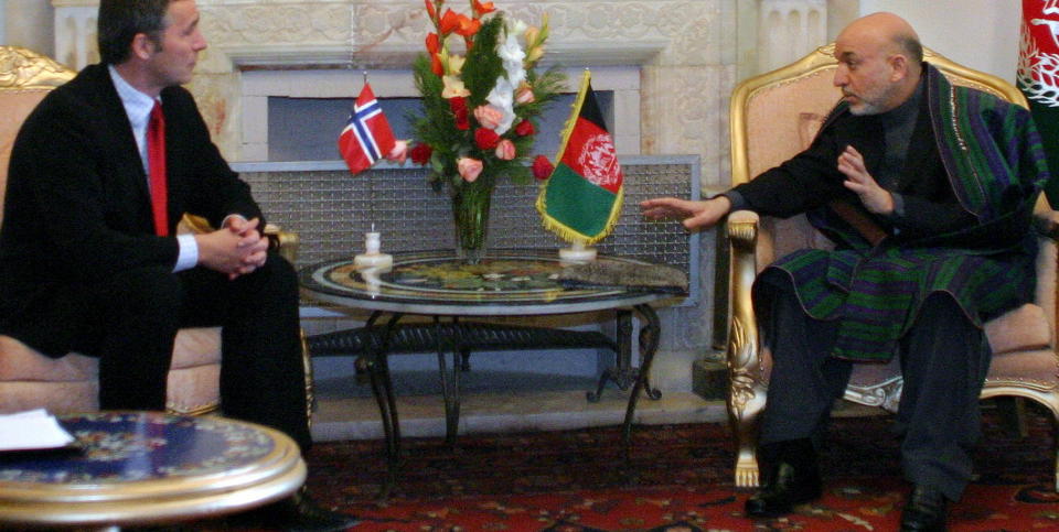  OPPGJ�R OM KVINNELOV:  Statsminister Jens Stoltenberg skal i dag fors�ke � f� til et samlet NATO-utspill mot den nye kvinnediskriminerende loven i Afghanistan. Mottakeren av budskapet er president Hamid Karzai. Her Stoltenberg og Karzai under et m�te i presidentpalasset i Kabul 9. desember 2005. Foto: Scanpix/ Reuters/Omar Sobhani.