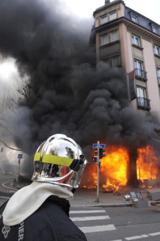 BRENNER NED: Protestene ble oppt�yer rundt klokken 12 i dag.  Foto: AFP PHOTO DDP / AXEL SCHMIDT