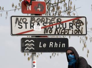 INGEN GRENSER - INGEN NASJON: Demonstranter setter budskapet p� papiret. FRANCE POLITICS MILITARY CONFLICT)