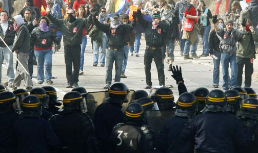 HERMETISK LUKKET: Politiet holder igjen demonstranter p� Europa-broa mellom Frankrike og Tyskland. Flere norske demonstranter blir holdt igjen. Foto: SCANPIX/AP Photo/Michel Spingler