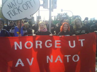 NORDMENN: Norske demonstranter st�r fast p� Europa-brua.