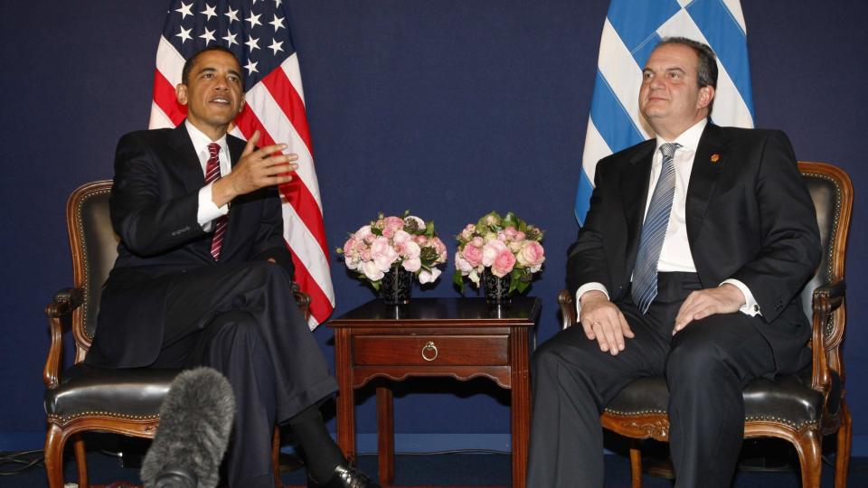 MEDLEMSSKAPET FORPLIKTER: NATO-land forplikter seg til � sende ytterligere 5000 soldater til Afghanistan. Her m�ter president Obama Hellas' statsminister Costas Karamanlis under NATO-m�tet i Strasbourg. Foto: SCANPIX