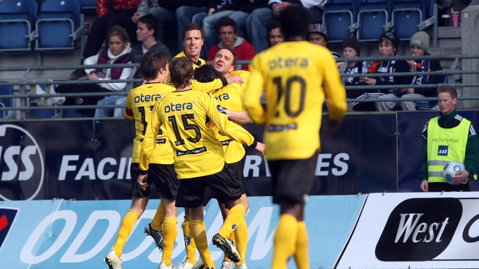 START-JUBEL: Bernt Hulsker har akkurat satt matchvinnerscoringen i Stavanger. Start vant fullt fortjent over Viking i dag.
Foto: Alf Ove Hansen / SCANPIX