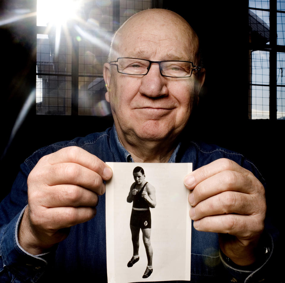 Mesterm�te: Harald med bilde av Gunnar, som sa �S� fint du bokset�, da de m�ttes f�rste gang p� slutten av 1950-tallet. &mdash; Han var ikke treneren min, han var ikke i samme klubb en gang, likevel ga han meg en verbal klapp p� skuldra, minnes Harald, som raskt byttet til samme bokseklubben som Gunnar, Pugilist.Alle foto: Agnete Brun og Erik Berglund
