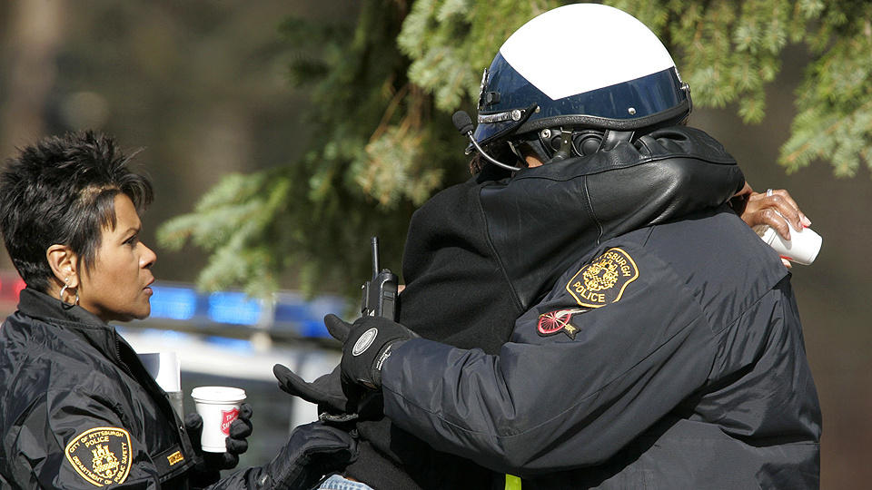 BARRIKADERTE SEG HJEMME: Gjerningsmannen (23) �pnet ild mot politiet, og drepte tre. Han skal n� ha overgitt seg. Foto: JASON COHN / REUTERS / SCANPIX