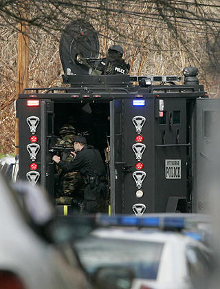 TRE TIMER UTENFOR: Politiets SWAT-team og mannskaper fra det f�derale, statlige og lokale politiet rykket ut etter at mannen (23) �pnet ild. Foto: JASON COHN / REUTERS / SCANPIX