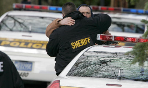 MISTET KOLLEGER: Tre politimenn d�de etter skuddvekslingen i Stanton Heights-omr�de i Pittsburgh. Foto: JASON COHN / REUTERS / SCANPIX