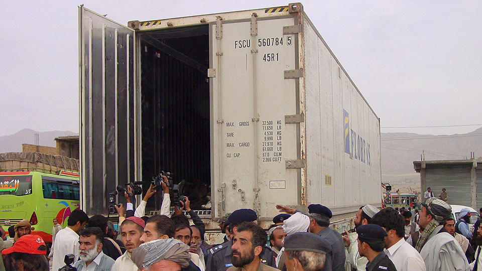 H�RTE LYDER: Totalt var det 110 mennesker i kontaineren, som sannsynligvis var p� vei over den iranske grensa. Foto: WAHEED KHAN / EPA / SCANPIX