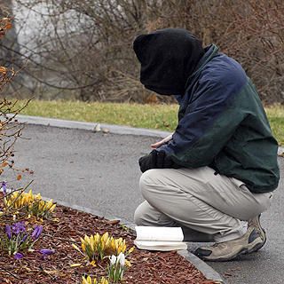 S�RGER: En uidentifisert person s�rger utenfor American Civic Association, der Jiverly Voong (42) i g�r tok livet av 13 personer og skadet fire. Foto: HANS PENNIK / REUTERS / SCANPIX