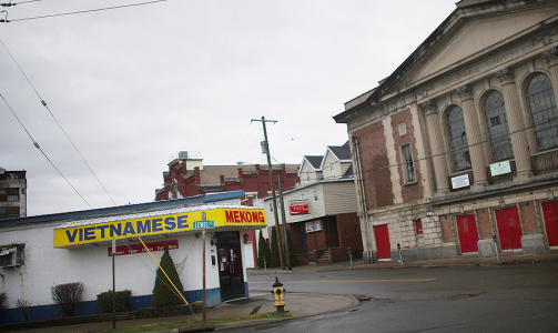 VOONGS NABOLAG: Gjerningsmannen bodde i denne gata i Johnson City, ikke langt fra Binghamton. Foto: SCANPIX