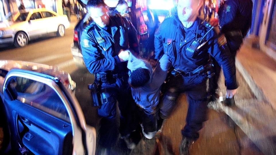  P�GREPET STJ�LET BANKKORT:  Takket v�re stort politioppbud og et v�kent vitne utenfor utestedet Bl� p� Gr�nerl�kka, ble en av de mistenkte ransungdommene p�grepet i en drosje noen minutter etter med et stj�let bankkort i lomma. Foto: SVEIN GUSTAV WILHELMSEN.