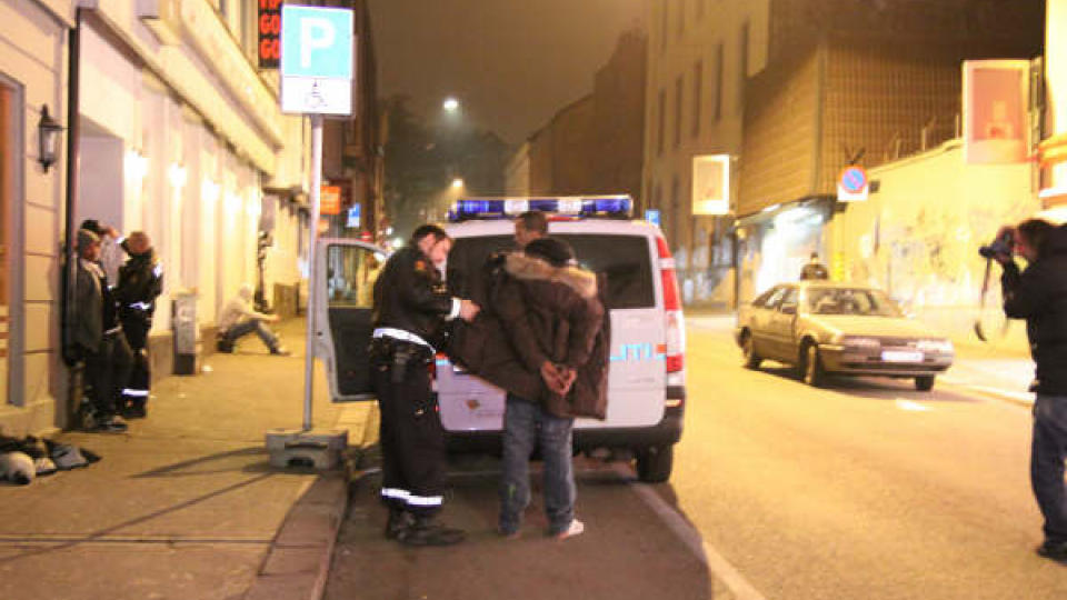  VENTET P� �STEDET:  De fire unge mennene som ranet en minibankkunde i Torggata ved 04.30-tiden, stakk f�rst av, men var tilbake p� �stedet da politiet kom. Foto: Espen Hovde.