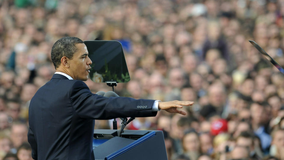 TUSENVIS: Barack Obama talte til tusenvis av framm�tte. Foto: AP Photo/CTK, Michal Kamaryt/SCANPIX