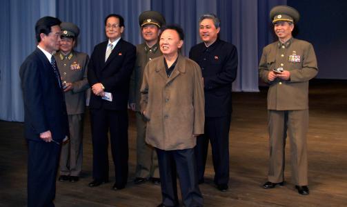 NYE BILDER: Ferske bilder av Nord-Koreas leder Kim Jong-il ble sluppet i dag. Her bes�ker han det nyoppussede teateret i hovedstaden Pyongyang. Foto: REUTERS/KCNA/SCANPIX