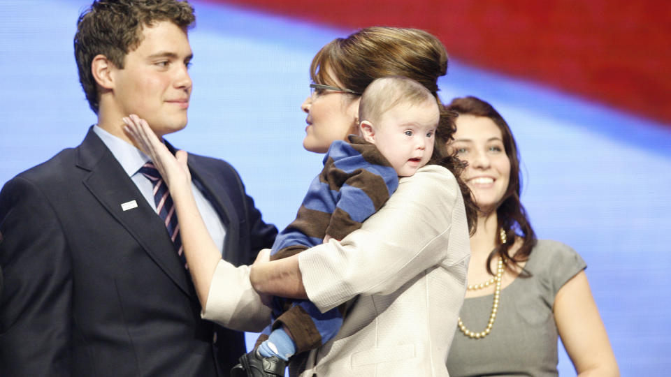 IKKE LENGER VENNER: Levi Johnston og Sarah Palin - her med sin egen s�nn Trig p� armen. Bristol Palin i bakgrunnen p� dette bildet fra et valgkamparrangement i fjor. Foto: STELLA PICTURES