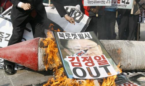 STERKE REAKSJONER: I S�r-Korea reagerte demonstranter i dag ved � brenne bilder av Nord-Koreas diktator Kim Jong Il. Foto: Scanpix