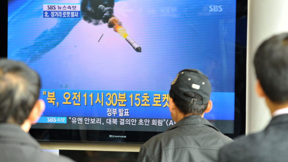 TRUER NABOSTATER: S�rkoreanere ser p� en spesialsending om den nordkoreanske rakettoppskytingen i natt. Foto: AFP PHOTO/KIM JAE-HWAN/Scanpix