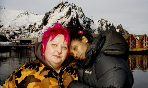 Mange minner: Mona er glad for � se Noora igjen. Og skryter av den nye plata hennes. &mdash; Jeg begynte � grine da jeg h�rte den. Den er utrolig bra. N� h�rer jeg den Noora som sang i dusjen mens jeg satt p� hotellrommet og ventet p� deg f�r i tida. Det er godt, sier Mona.