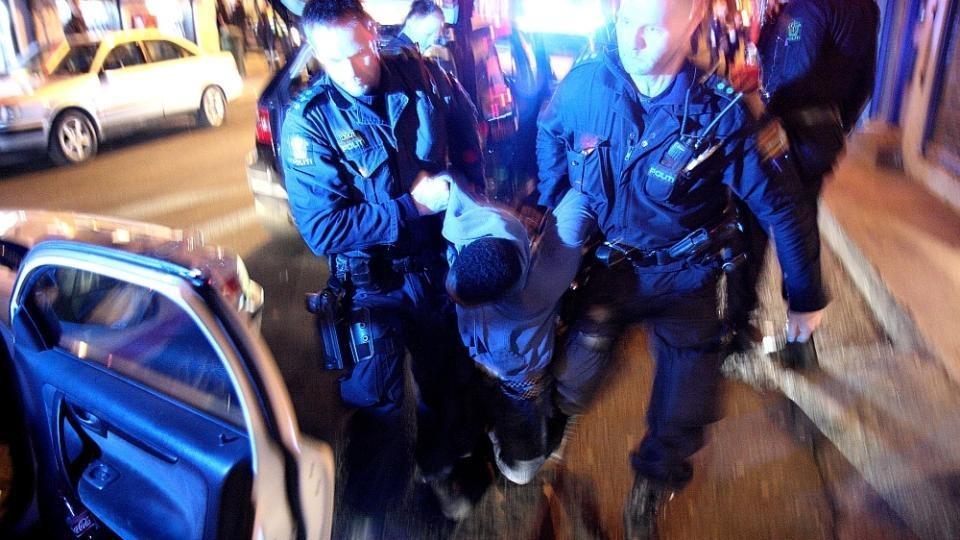 TATT: Takket v�re stort politioppbud og et v�kent vitne utenfor utestedet Bl� p� Gr�nerl�kka, ble en av de mistenkte ransungdommene p�grepet i en drosje noen minutter etter med et stj�let bankkort i lomma. Foto: SVEIN GUSTAV WILHELMSEN.