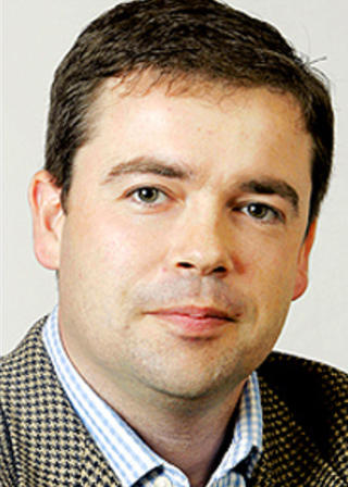 RASER MOT BRUSTAD OG KJ�LL: Finanspolitisk talsmann i H�yre mener statsr�d Sylvia Brustad (Ap) m� kaste statens h�ndplukkede styremedlem i Aker Holding, Berit Kj�ll.