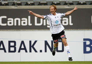 DOBBEL: Peter Kovacs jubler etter � ha gitt Odd 2-0 ledelse under eliteseriekampen i fotball mellom Stab�k og Odd Grenland  p�  Telenor Arena p� Fornebu s�ndag.
 Foto: Cornelius Poppe  / SCANPIX