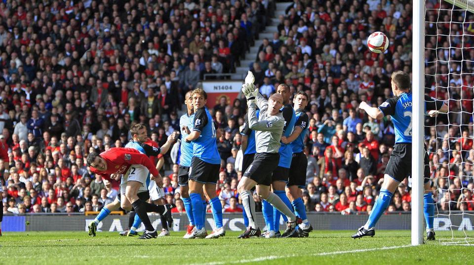 1-0: Hva Brad Friedel gjorde da han stilte seg bak muren p� Ronaldos frispark skal v�re usagt, men solid var ikke Aston Villas keeper i dag. Ronaldo scoret to m�l p� en d�rlig dag, og Manchester United er igjen i f�rersetet i Premier League.Foto: EPA/MAGI HAROUN