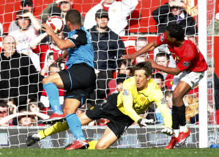 RESULTATET AV EN SILKEFOT: Agbonlahor setter John Carews vakre innlegg i m�l.Foto: AP /Jon Super