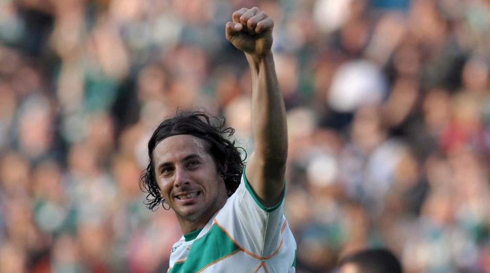 I FORM: Claudio Pizarro og Werder Bremen m� ta med seg formen inn i cupen. I serien ligger laget p� tiendeplass.Foto: EPA/CARMEN JASPERSEN