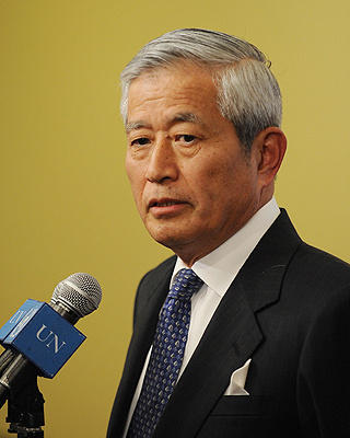 KALTE INN: Japans FN-ambassad�r Yukio Takasu deltar p� m�tet n� i kveld. Det var USA og Japan som tok initiativet til hastem�tet. Foto: STAN HONDA / AFP / SCANPIX