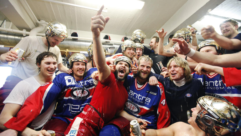 FULL FEST: V�lerengaspillerne med trener Espen Knudsen i midten jubler etter at de vant 1-0 over Sparta og ble seriemestere. Shampo mener sluttspillets mest verdifulle spiller Lars Erik Spets (nr 2 fra venstre foran) er for god for Norge.
Foto:  Kyrre Lien   / SCANPIX