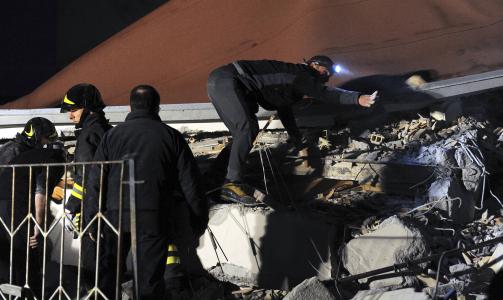 FLERE FANGET: If�lge vitner skal flere personer v�re fanget i ruinene. Foto: REUTERS/SCANPIX