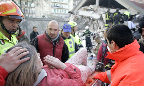 STORE MANNSKAPER: Redningsarbeidere og frivillige jobber p� spreng. Foto: AP/SCANPIX