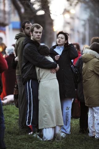 TUSENVIS MISTET SINE HJEM: Innbyggere i Aquila varmer hverandre etter jordskjelvet i natt. Mange m�tte flykte fra sine hjem da det kraftige skjelvet rammet byen.  REUTERS/Alessandro Bianchi/SCANPIX