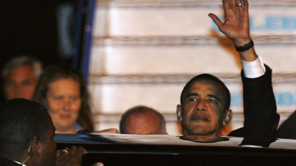 STRENGE SIKKERHETSTILTAK: Det var s�vidt USAs president Barack Obama klarte � vinke til de framm�tte p� Esenboga flyplass i Ankara. Bes�ket i den tyrkiske hovedstaden har blitt sv�rt godt mottatt av myndighetene som h�per p� bedre forhold mellom USA og Tyrkia framover. Foto: Umit Bektas/Scanpix/Reuters
