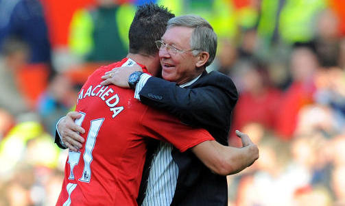 FIKK ET OPPSVING: Manchester United-manager sir Alex Ferguson var snar om � gratulere debutant Federico Macheda med innsatsen da italieneren sikret tre uhyre viktige United-poeng mot Aston Villa sist s�ndag.Foto: SCANPIX/AFP PHOTO/ANDREW YATES.