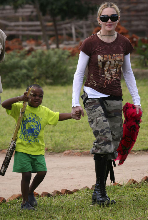 MALAWI-VENN: Madonna starter n� byggingen av et pikehjem i Malawi. Her med sin adopterte s�nn David Banda tidligere i �r. AP Photo