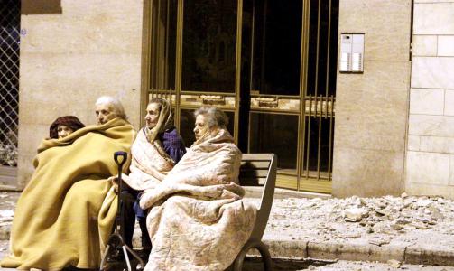 HAR MISTET ALT: Fire eldre damer har f�tt tepper til � holde varmen mens de venter p� � bli evakuert ut av Aquila. Mange tusen mennesker er hjeml�se etter jordskjelvet. Foto: Scanpix