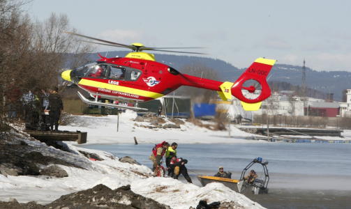 S�KER ETTER ANTATT OMKOMMET: Aksjonen ved Nitelva har g�tt fra � v�re en redningsaksjon til et s�k etter en antatt omkommet.
Foto: Lise �serud / SCANPIX