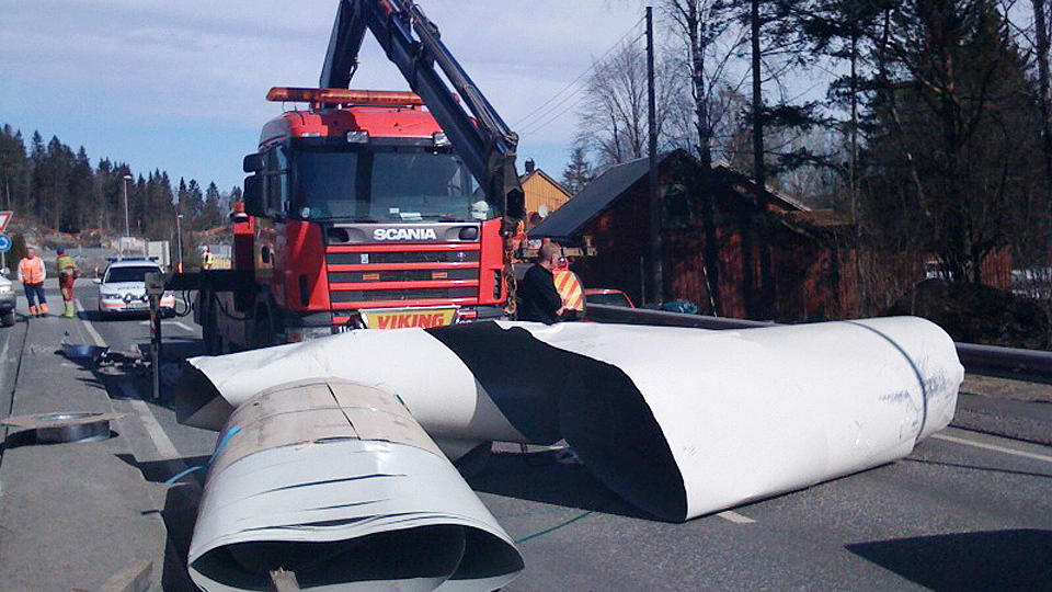 FALT AV: Denne metallrullen falt av en lastebil da lastestroppene r�k midt p� E 18 i Larvik i Vestfold. Foto: ROLF SVENDSEN