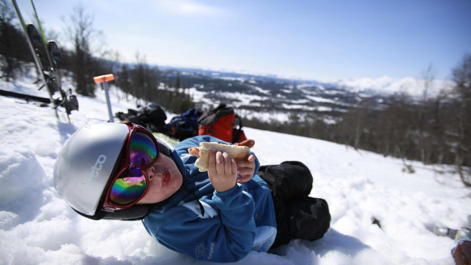  KOSER SEG I P�SKESOLA I DAG: Deilig v�rsol over Erik i Rauland i Telemark og resten av �stlandet i dag - men s� snur det. Foto: Jon Eeg/ SCANPIX.