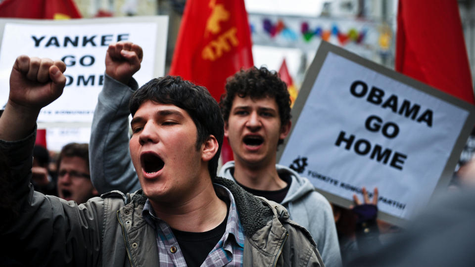 IKKE VELKOMMEN: Det tyrkiske kommunistpartiet var ikke glade for � f� USAs president Barack Obama p� bes�k og demonstrerer her i Istanbul. Obama uttrykte i dag sin st�tte til Tyrkias kamp mot kurderne. Foto: Dimitar Dilkoff/Scanpix