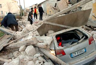 RASERT LANDSBY: I landsbyen Onna er store deler av bygningsmassen helt �delagt. Foto: EPA/SCANPIX
