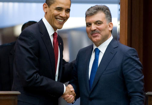 GOD TONE: Barack Obama bes�kte i dag Tyrkia, det f�rste muslimske landet han har v�rt i som president. Her sammen med Tyrkias president Abdullah Gul p� en pressekonferanse p� Cankaya Palace i Ankara. Foto: Saul Loeb/Scanpix