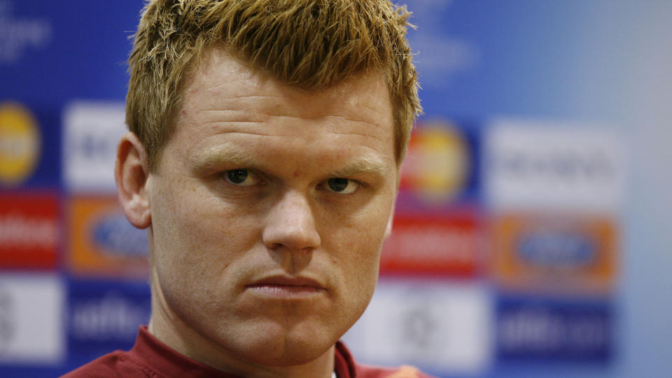 ANGREPET: Spillerbussen John Arne Riise satt i ble angrepet av sinte Fiorentina-fans. En rute ble knust, men ingen spillere ble skadet. Foto: Glyn Kyrk / AFP.