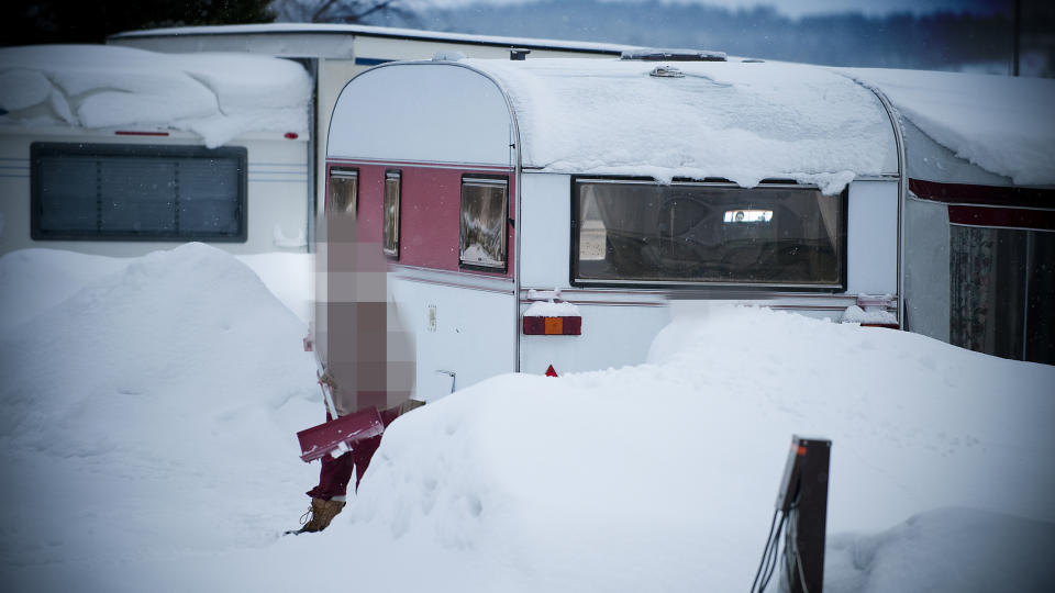 CAMPINGLIV: If�lge et familiemedlem bor Christoffers mor og stefar og den lille babyen som ble f�dt i januar i �r i denne campingvogna et sted p� �stlandet. Foto: THOMAS RASMUS SKAUG